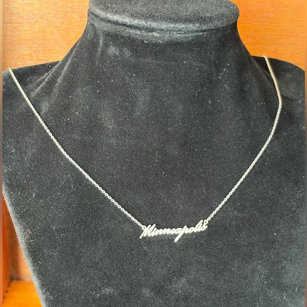 “Minneapolis” silver-tone fashion necklace. - Picture 2 of 3